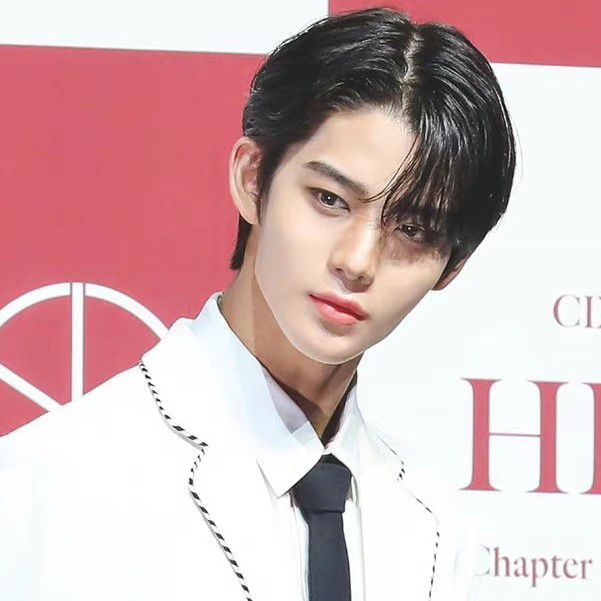 Behind-the-scenes cut of Bae Jinyoung