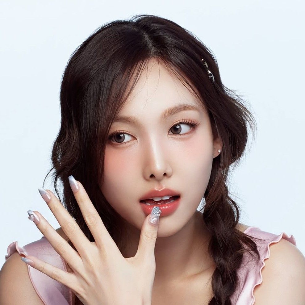 Latest photo of Nayeon (TWICE)