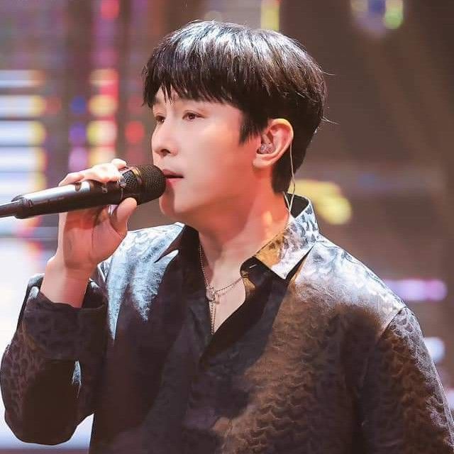 A moment captured by Kim Dongwan (SHINHWA)'s fan