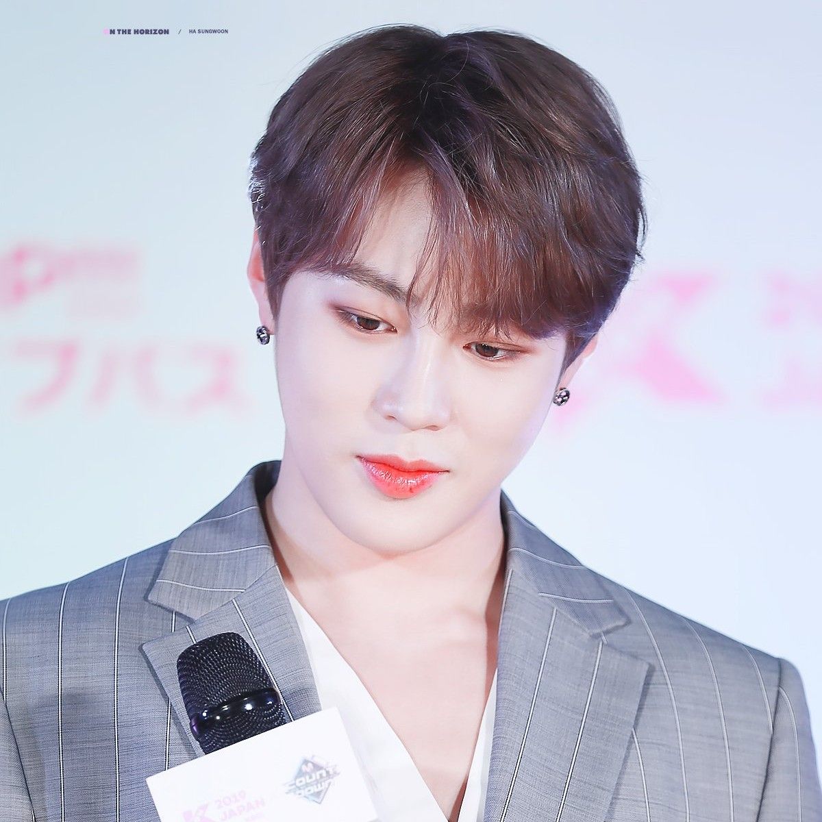 A moment captured by Ha Sungwoon's fan