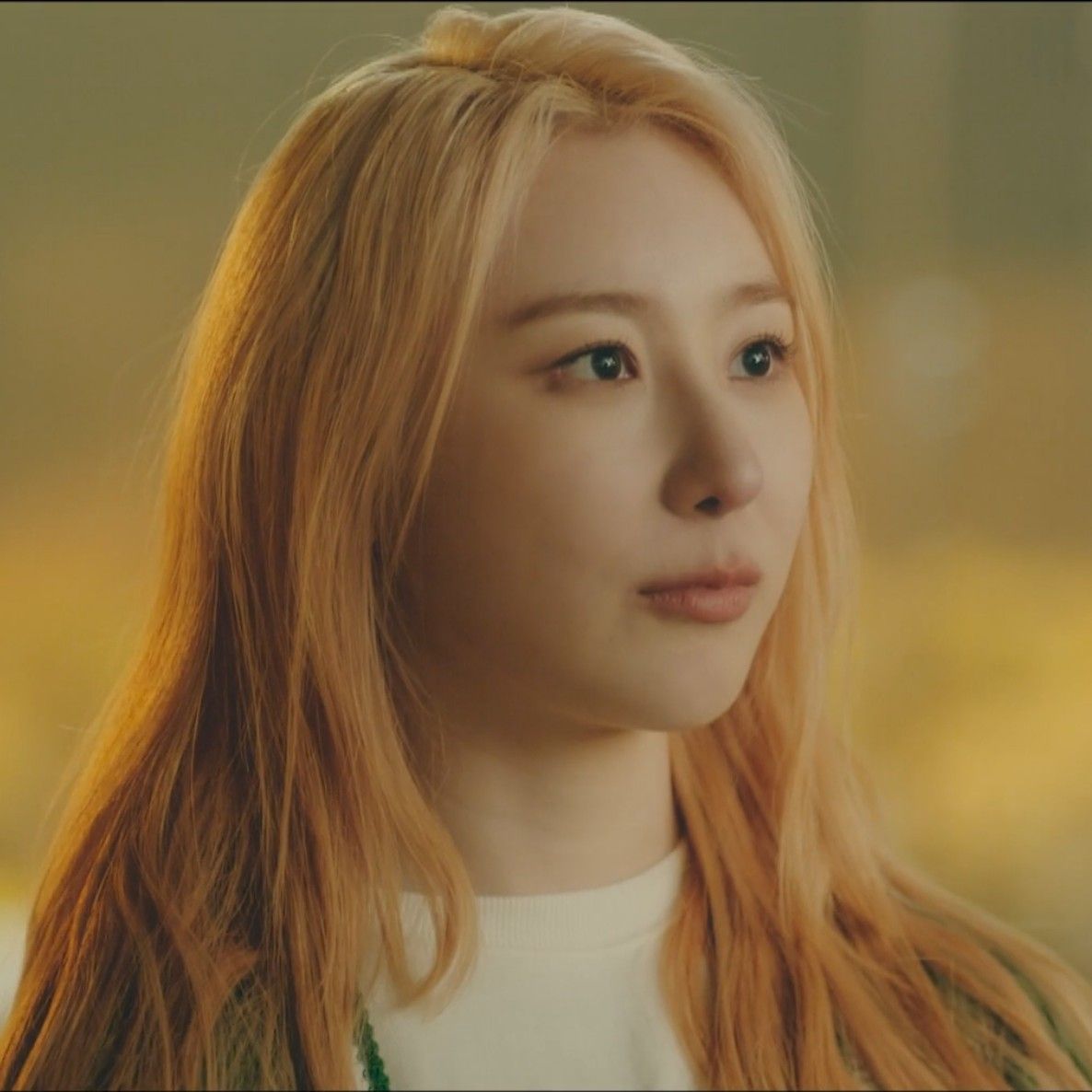 A moment captured by Lee Chaeyeon's fan