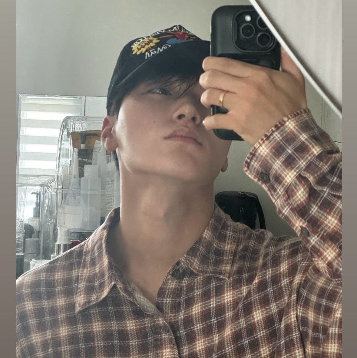 Behind-the-scenes cut of San (ATEEZ)