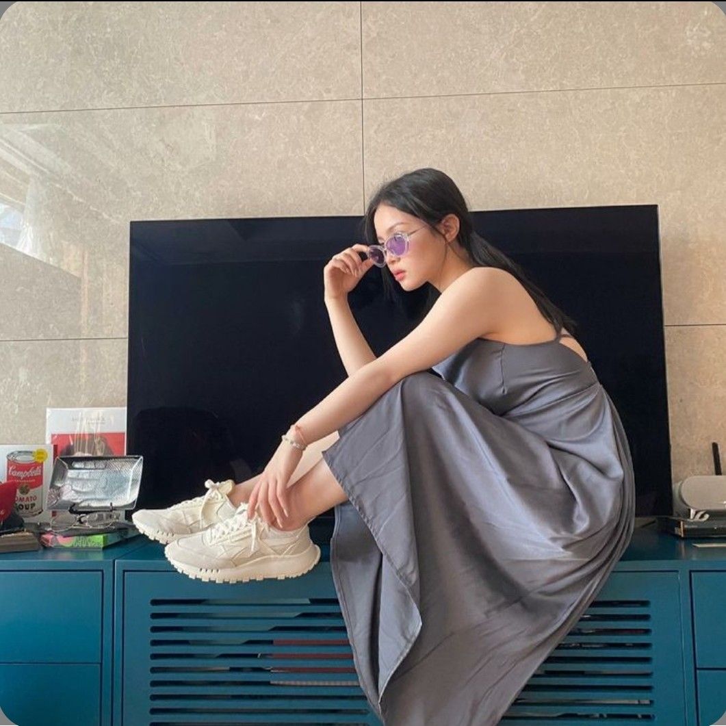 Behind-the-scenes cut of Lee Hi