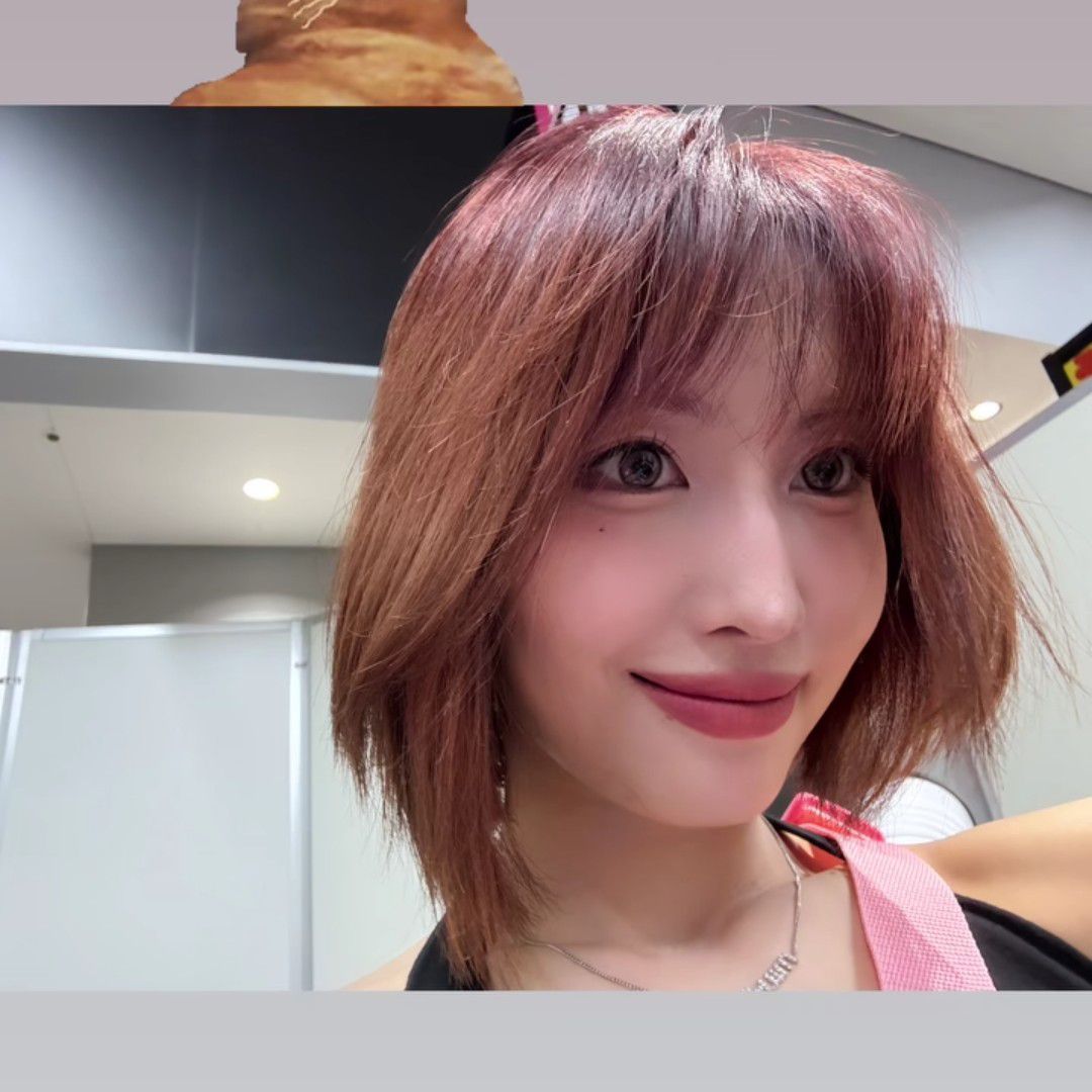 Behind-the-scenes cut of Momo (TWICE)