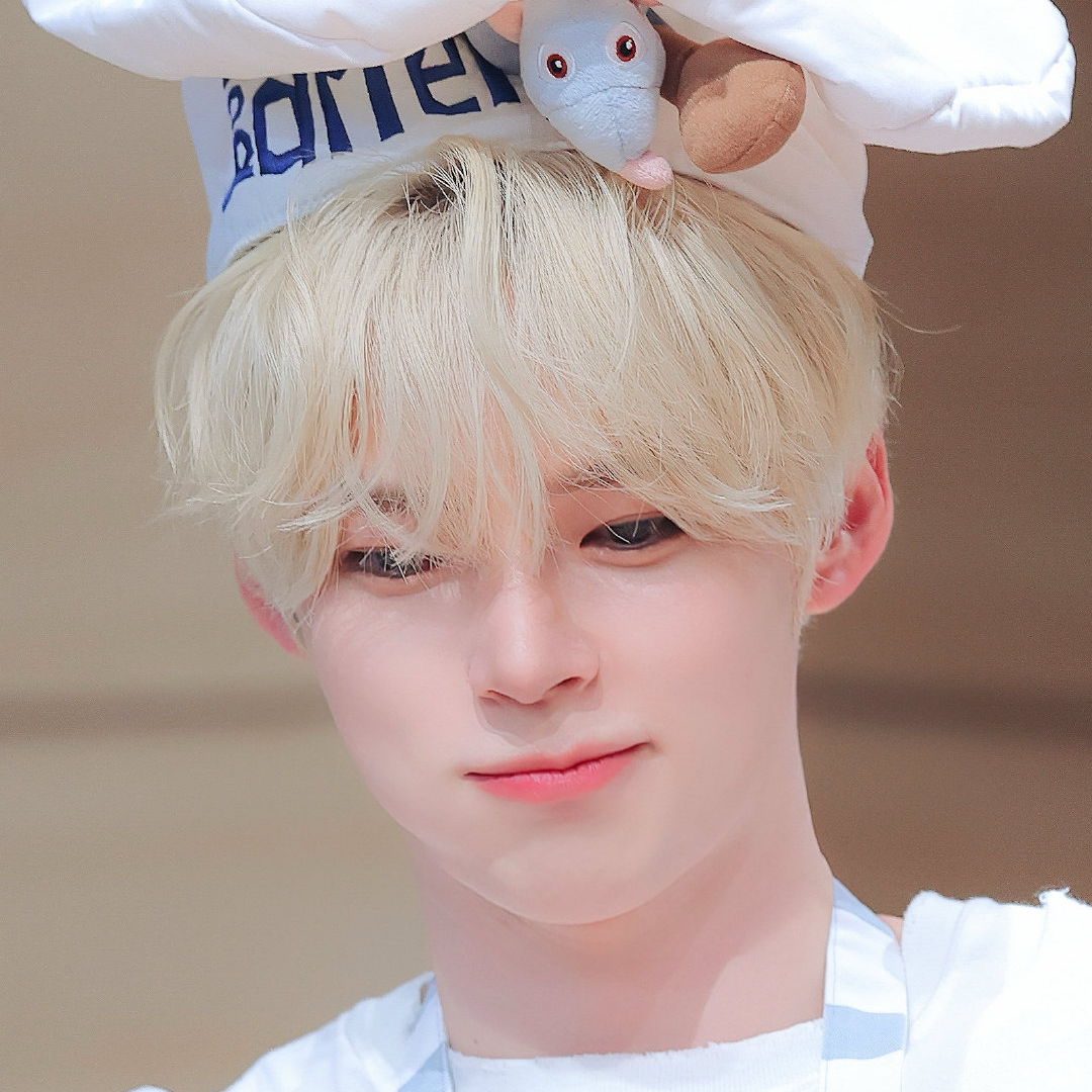 성한빈 (제로베이스원)의 최신 사진
