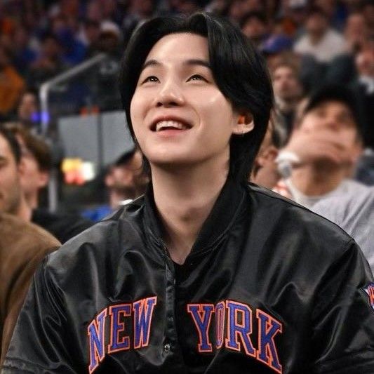 SUGA (防弹少年团)的最新照片