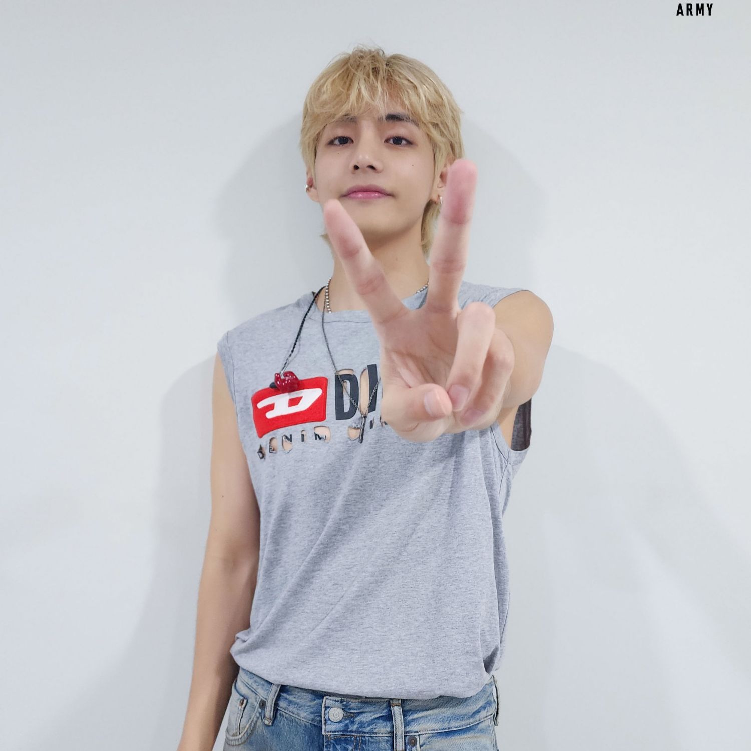 Behind-the-scenes cut of V (BTS)