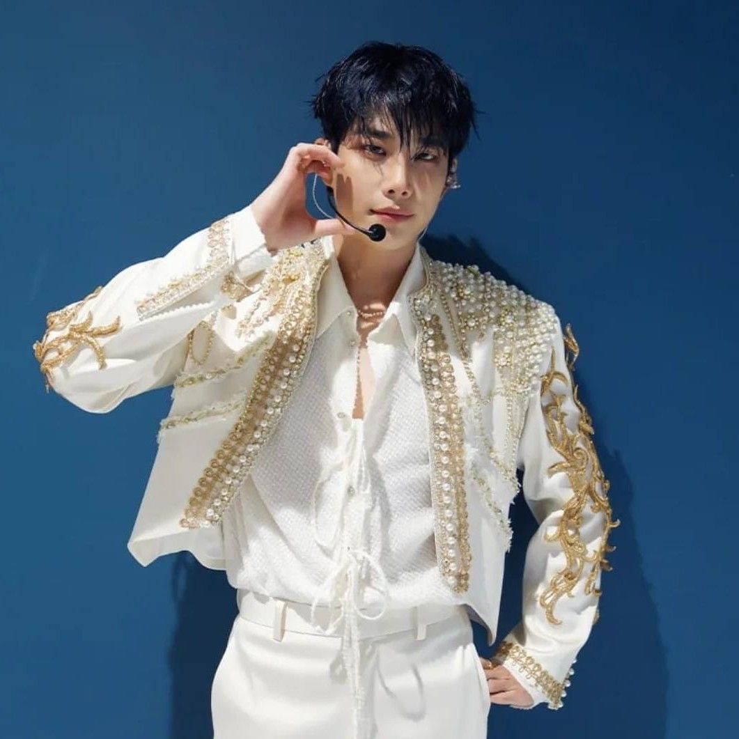 A moment captured by MJ (ASTRO)'s fan