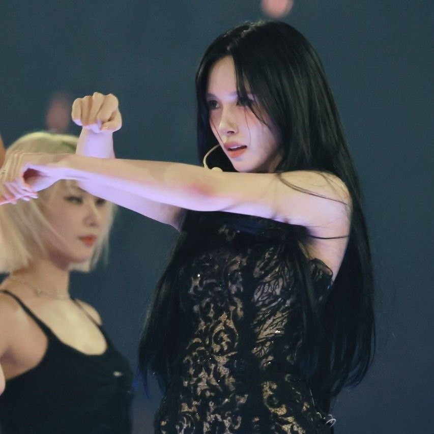 Behind-the-scenes cut of Mina (TWICE)