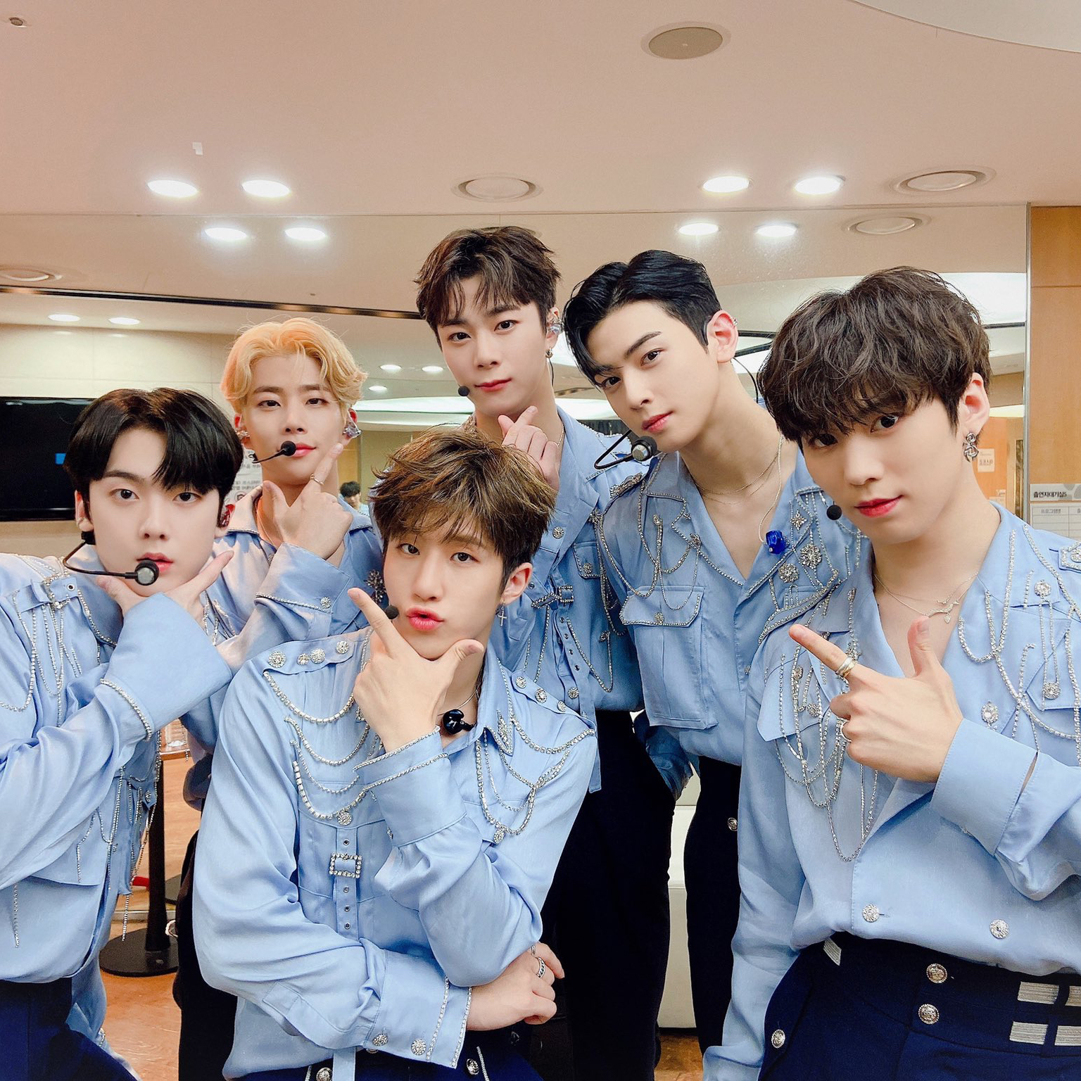아스트로의 최신 사진