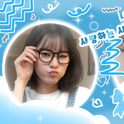 A moment captured by Monday (Weeekly)'s fan