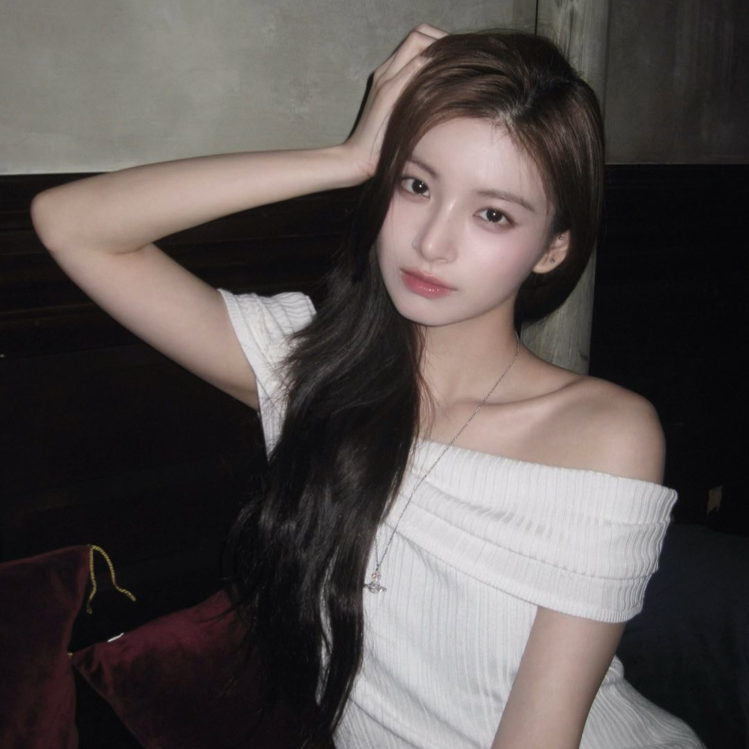 Recent activity shot of Yiren (EVERGLOW)