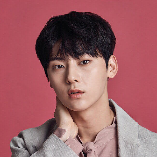 A moment captured by Hwang Minhyun's fan