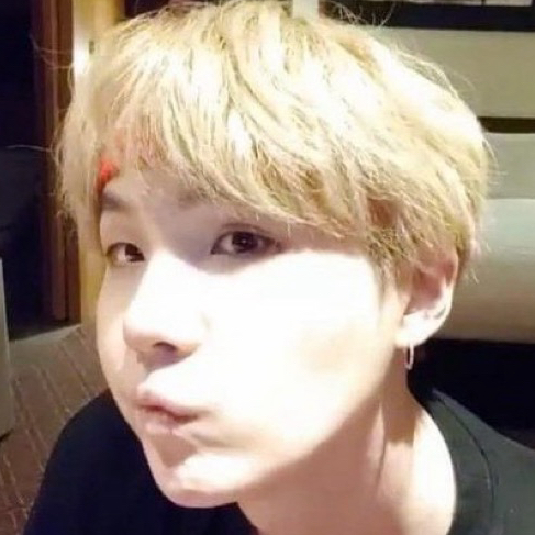 SUGA (防弹少年团)的最新照片