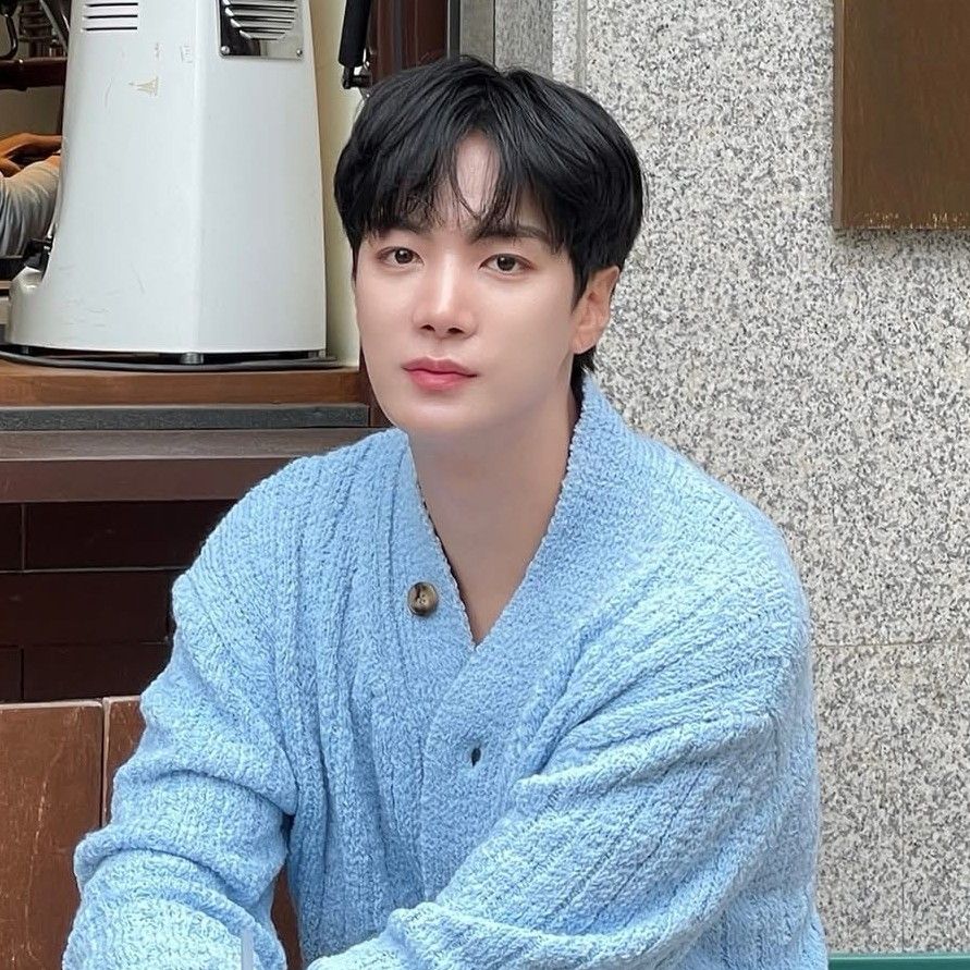 Behind-the-scenes cut of Kim Jonghyeon