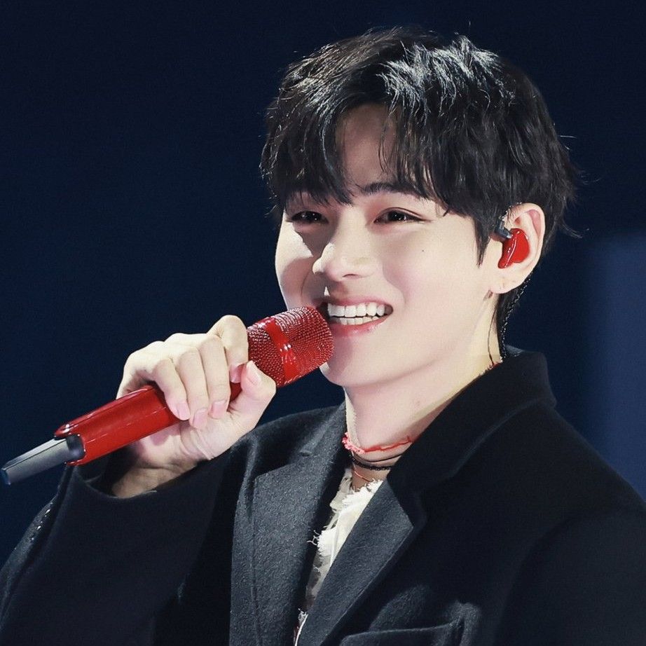 뷔 (방탄소년단) 최근 활동샷