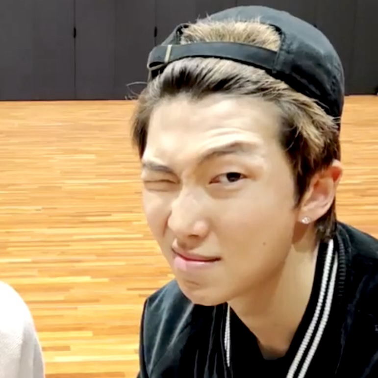 Foto aktivitas terbaru RM (BTS)