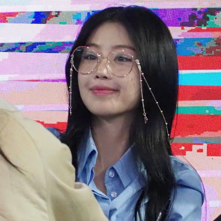 Behind-the-scenes cut of Soojin