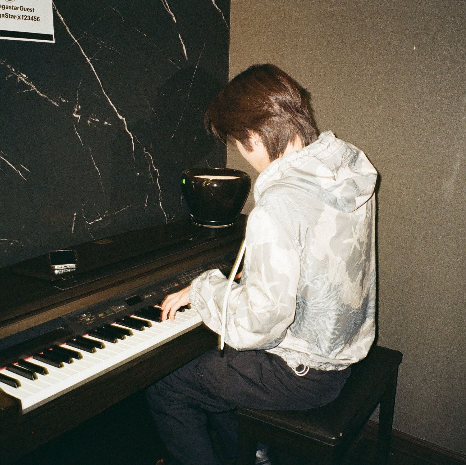 Behind-the-scenes cut of Lee Leo (ALPHA DRIVE ONE)