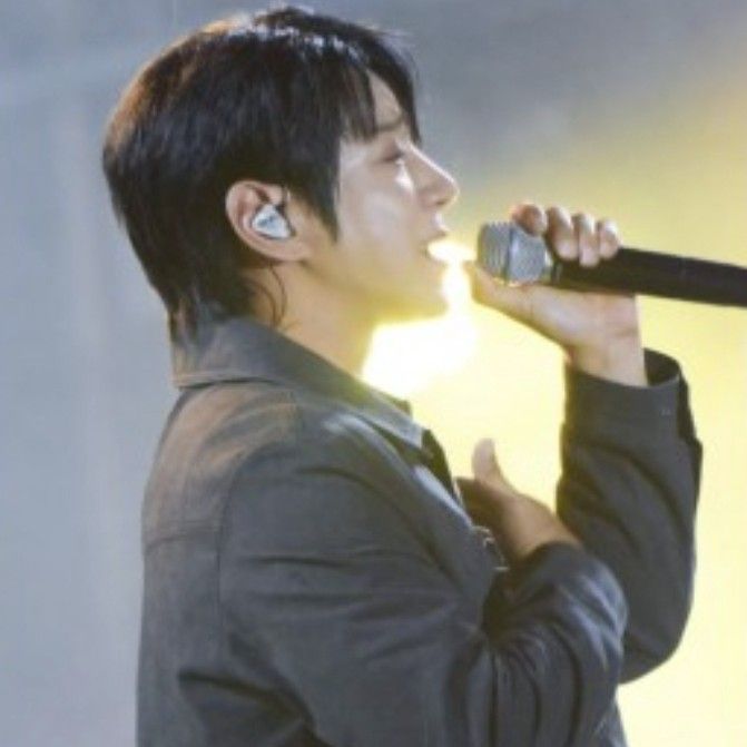 A moment captured by Hwang Chiyeol's fan