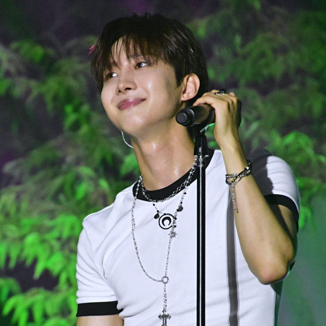 A moment captured by Hui (PENTAGON)'s fan