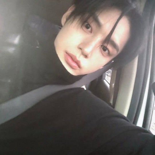 金地雄 (ZEROBASEONE)的最新照片