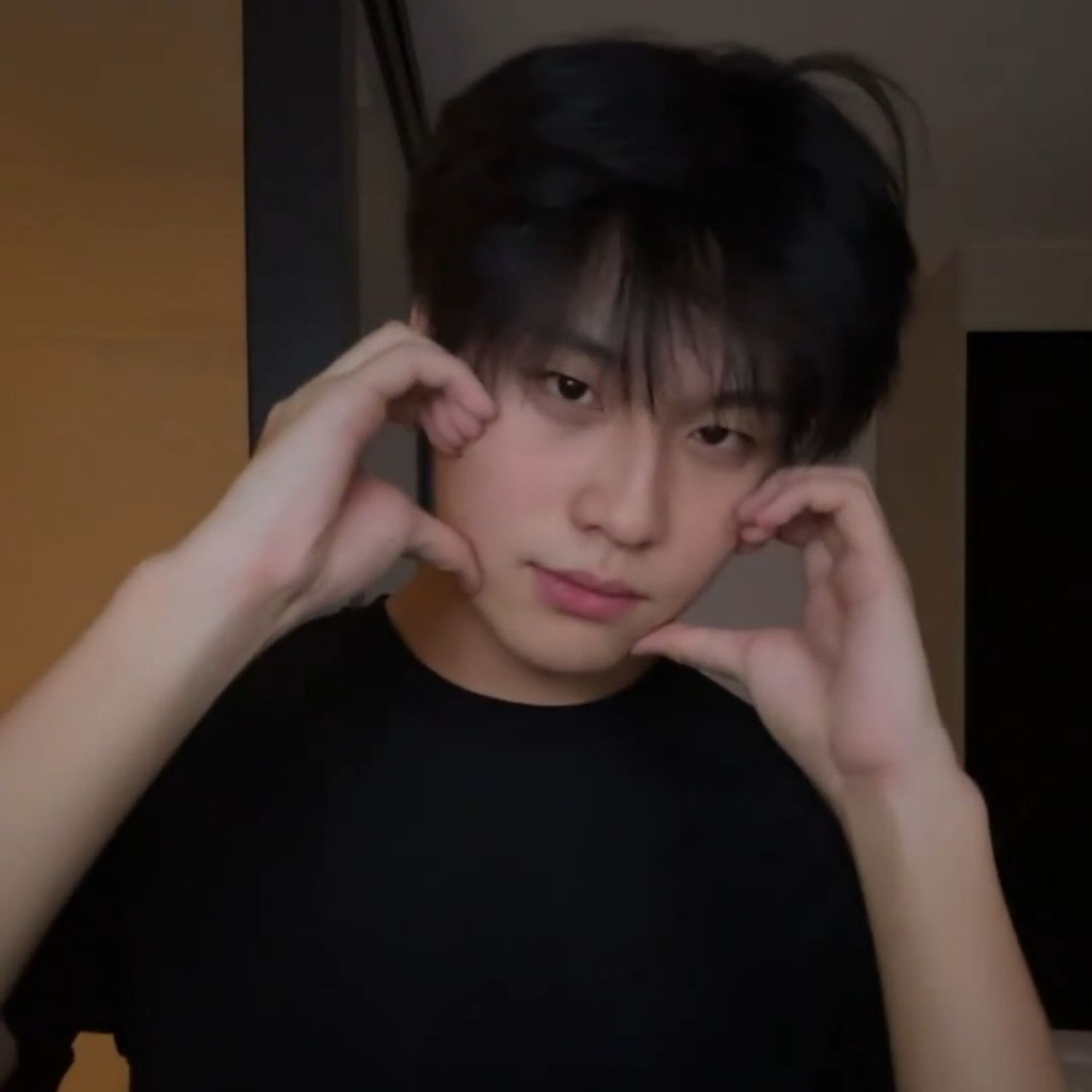 Behind-the-scenes cut of Shen (NexT1DE)