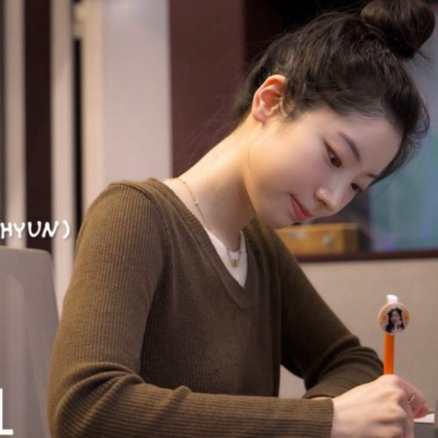 Behind-the-scenes cut of Dahyun (TWICE)