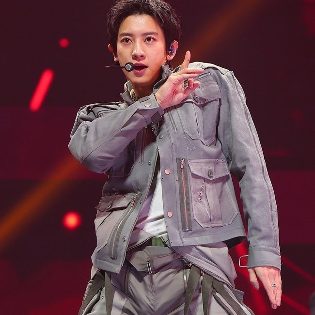 A moment captured by Chanyeol (EXO)'s fan