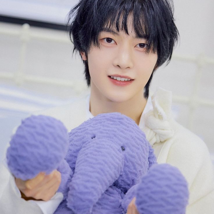 Recent activity shot of Seok Matthew (ZEROBASEONE)