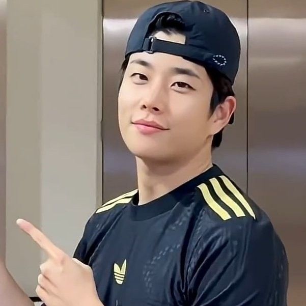 A moment captured by MJ (ASTRO)'s fan