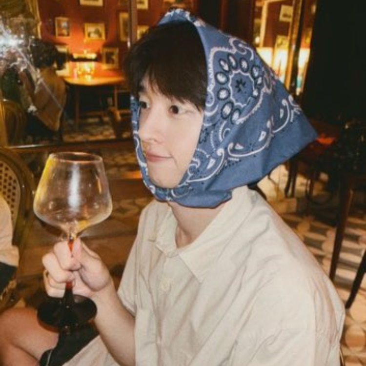 Behind-the-scenes cut of Yoon Jisung