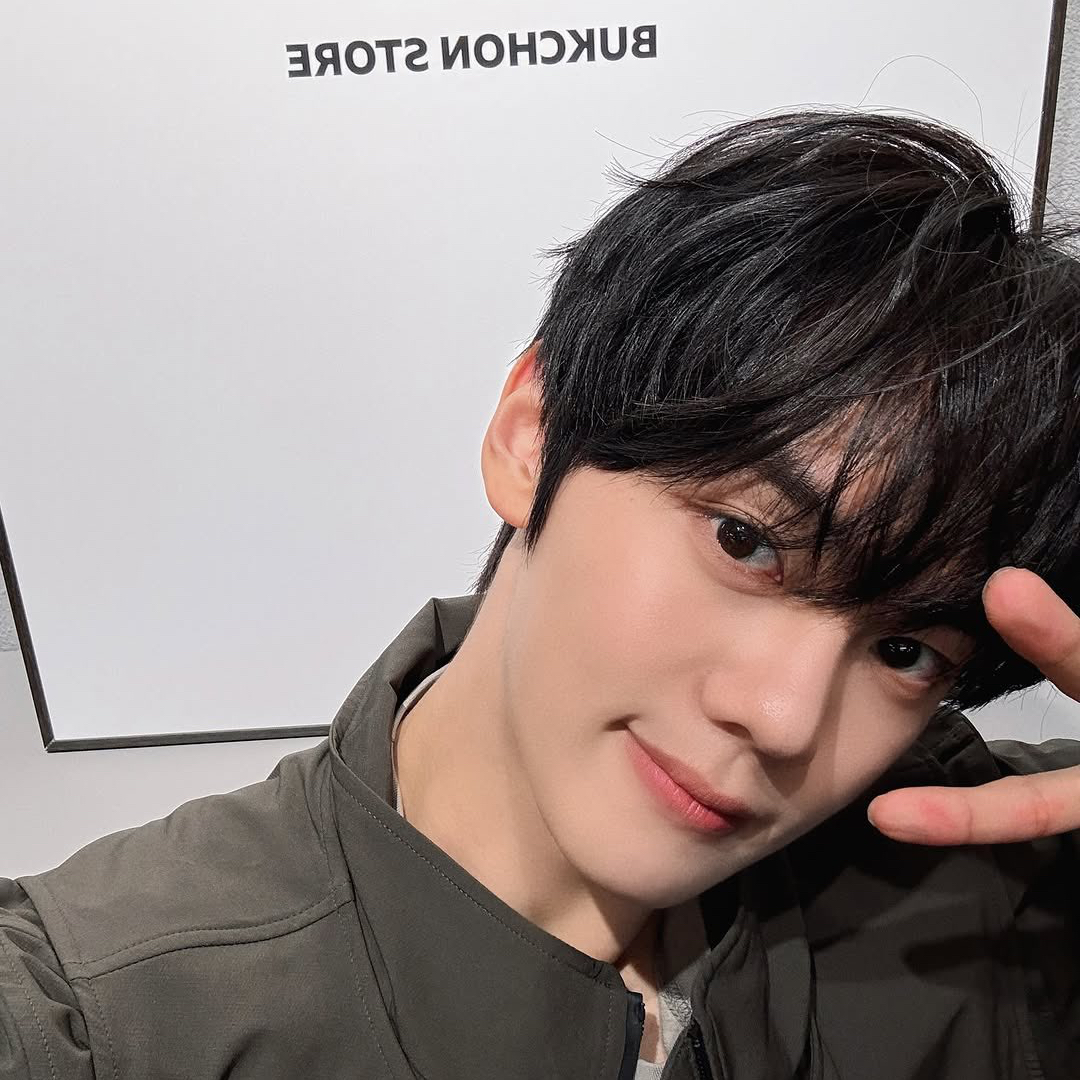 Recent activity shot of Kim Gyuvin (ZEROBASEONE)