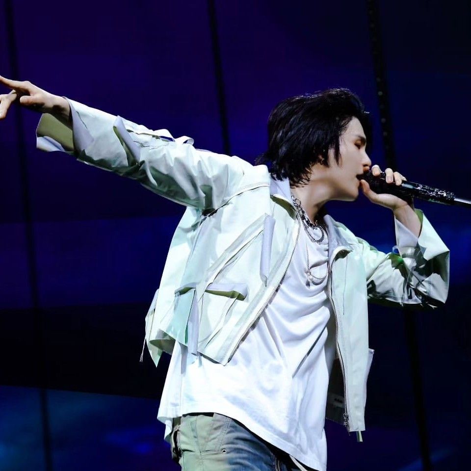 슈가 (방탄소년단)의 최신 사진