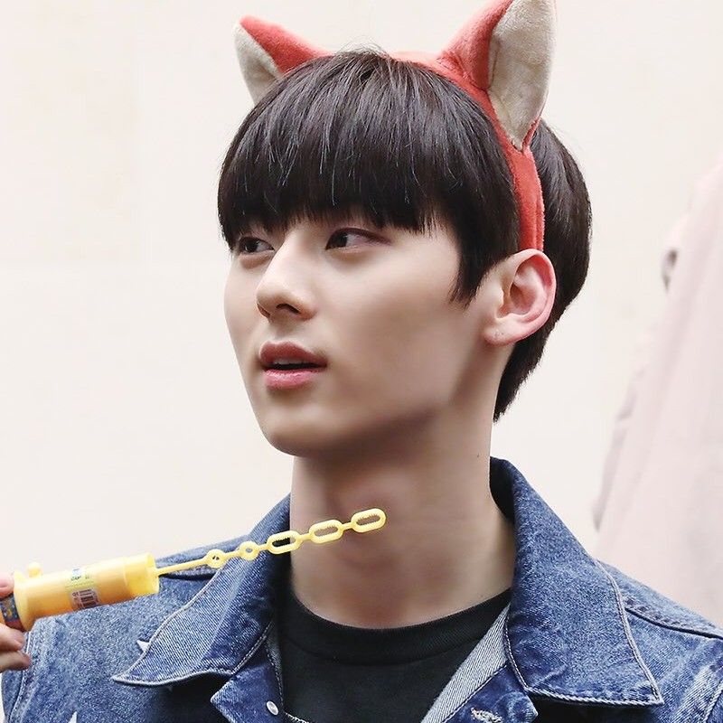 A moment captured by Hwang Minhyun's fan