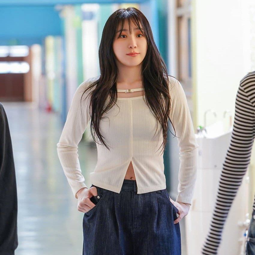 A moment captured by Lee Chaeyeon's fan