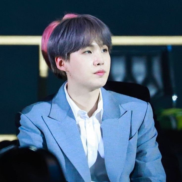 Foto aktivitas terbaru SUGA (BTS)