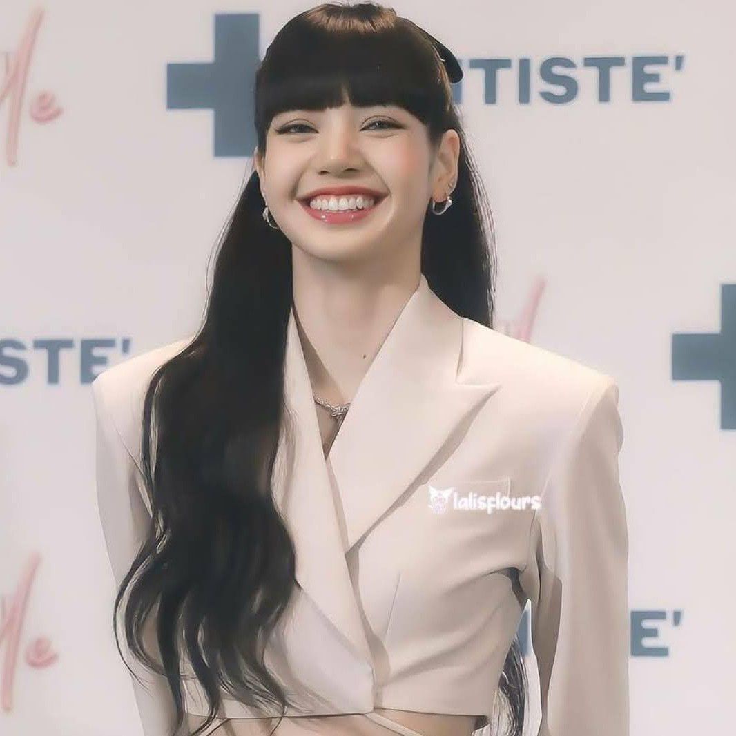 Foto aktivitas terbaru Lisa (BLACKPINK)