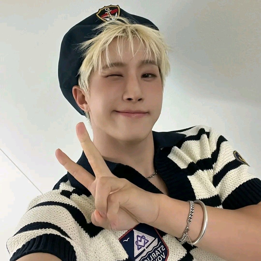 A moment captured by Jinjin (ASTRO)'s fan