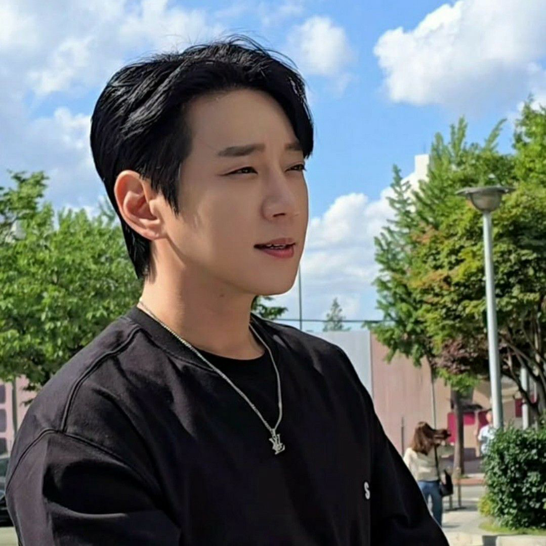 Latest photo of Hwang Chiyeol