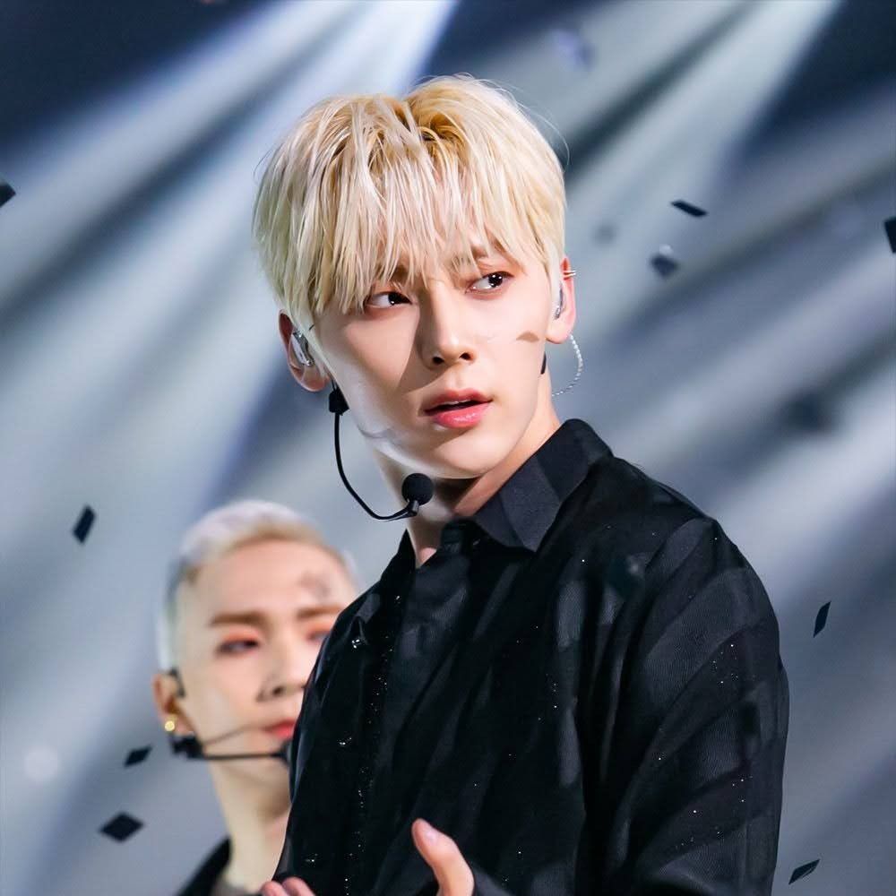 A moment captured by Hwang Minhyun's fan