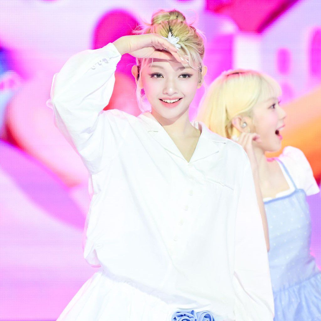 A moment captured by Gehlee (UNIS)'s fan