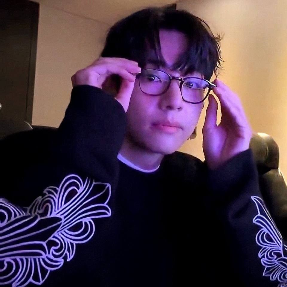 Recent activity shot of V (BTS)