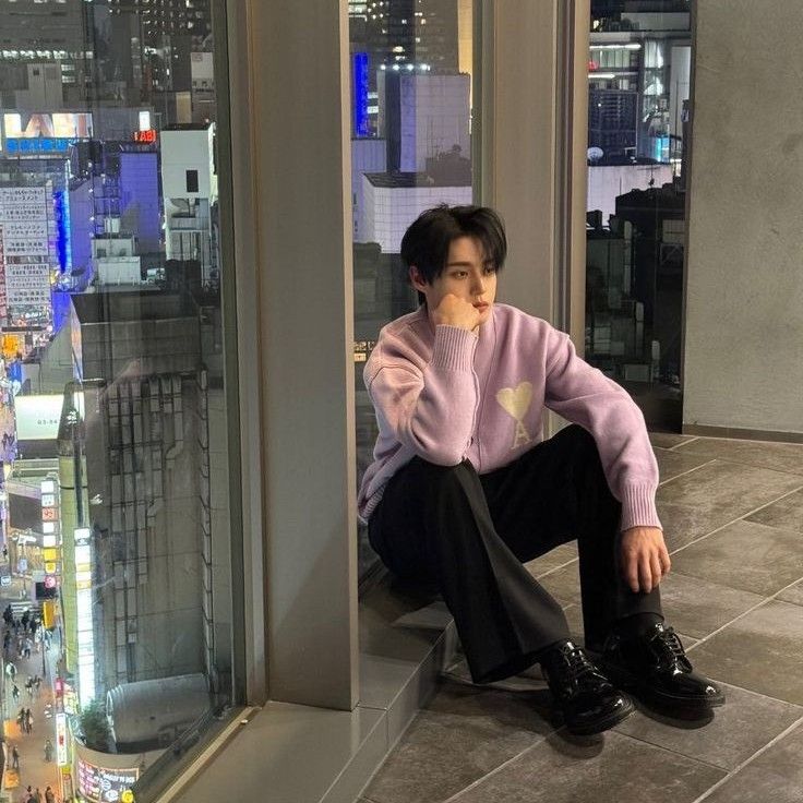 Behind-the-scenes cut of Kim Jiwoong (ZEROBASEONE)