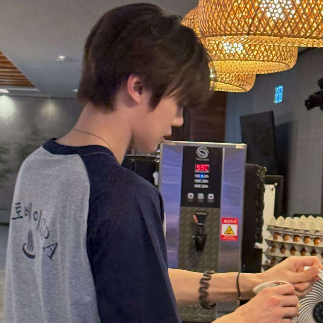 A moment captured by Kim Gyuvin (ZEROBASEONE)'s fan