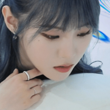 A moment captured by Monday (Weeekly)'s fan