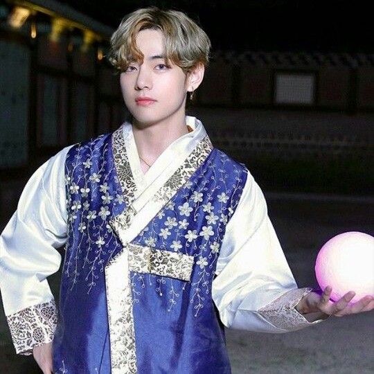 뷔 (방탄소년단)의 최신 사진