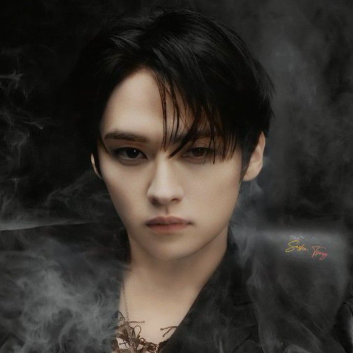 Latest photo of Lee Know (Stray Kids)