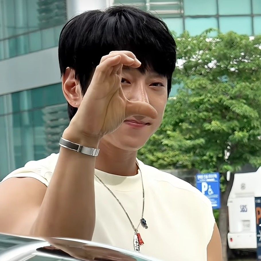 A moment captured by Hwang Chiyeol's fan
