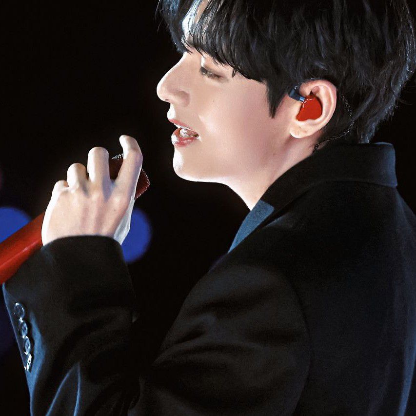 Behind-the-scenes cut of V (BTS)